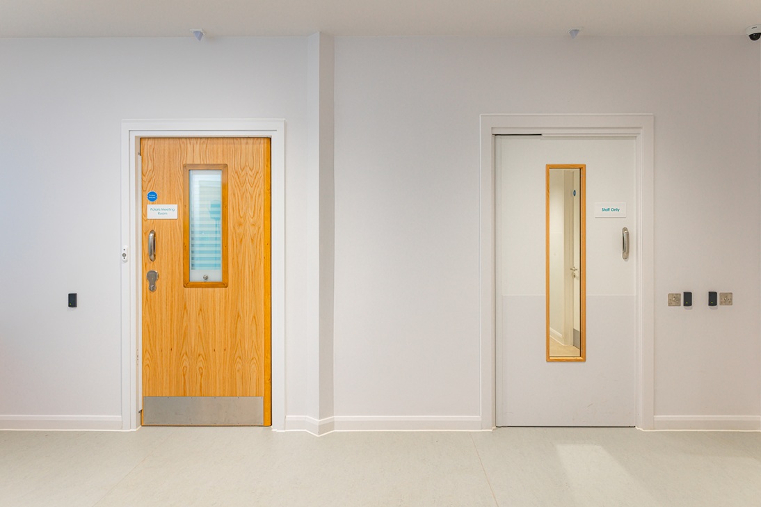 Switstop and corridor doorset